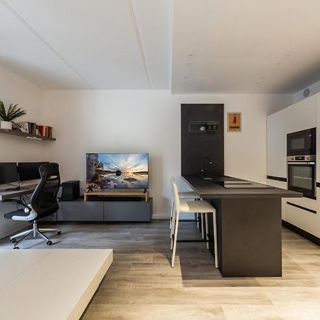 Comfy Apt With Private Parking & Balcony มิลาน ภายนอก รูปภาพ