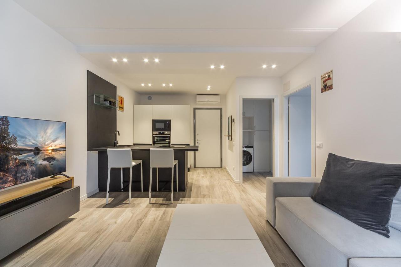 Comfy Apt With Private Parking & Balcony มิลาน ภายนอก รูปภาพ